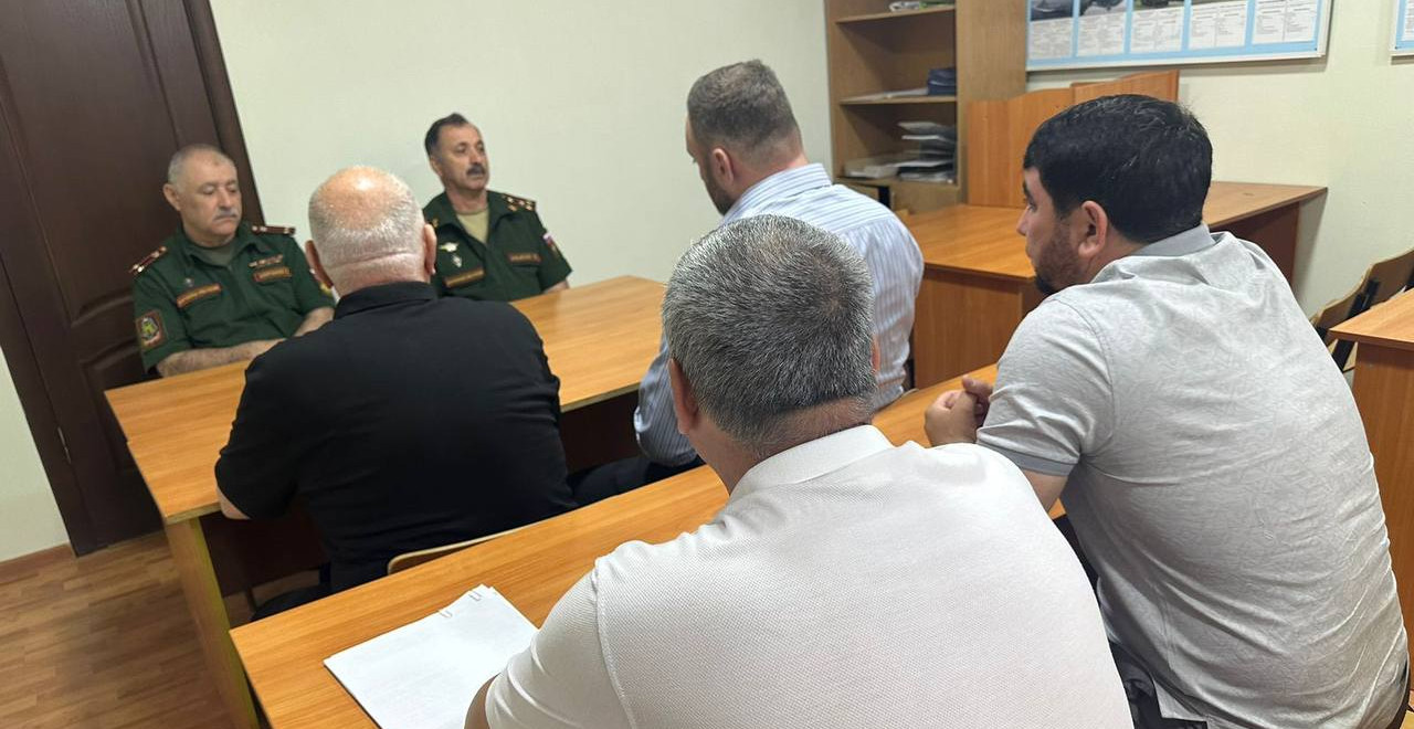 Работники Центра занятости в Хасавюртовском районе ознакомили безработных с условиями поступления на военную службу по контракту